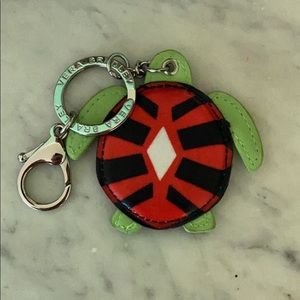 Super cute Vera Bradley turtle keychain:)